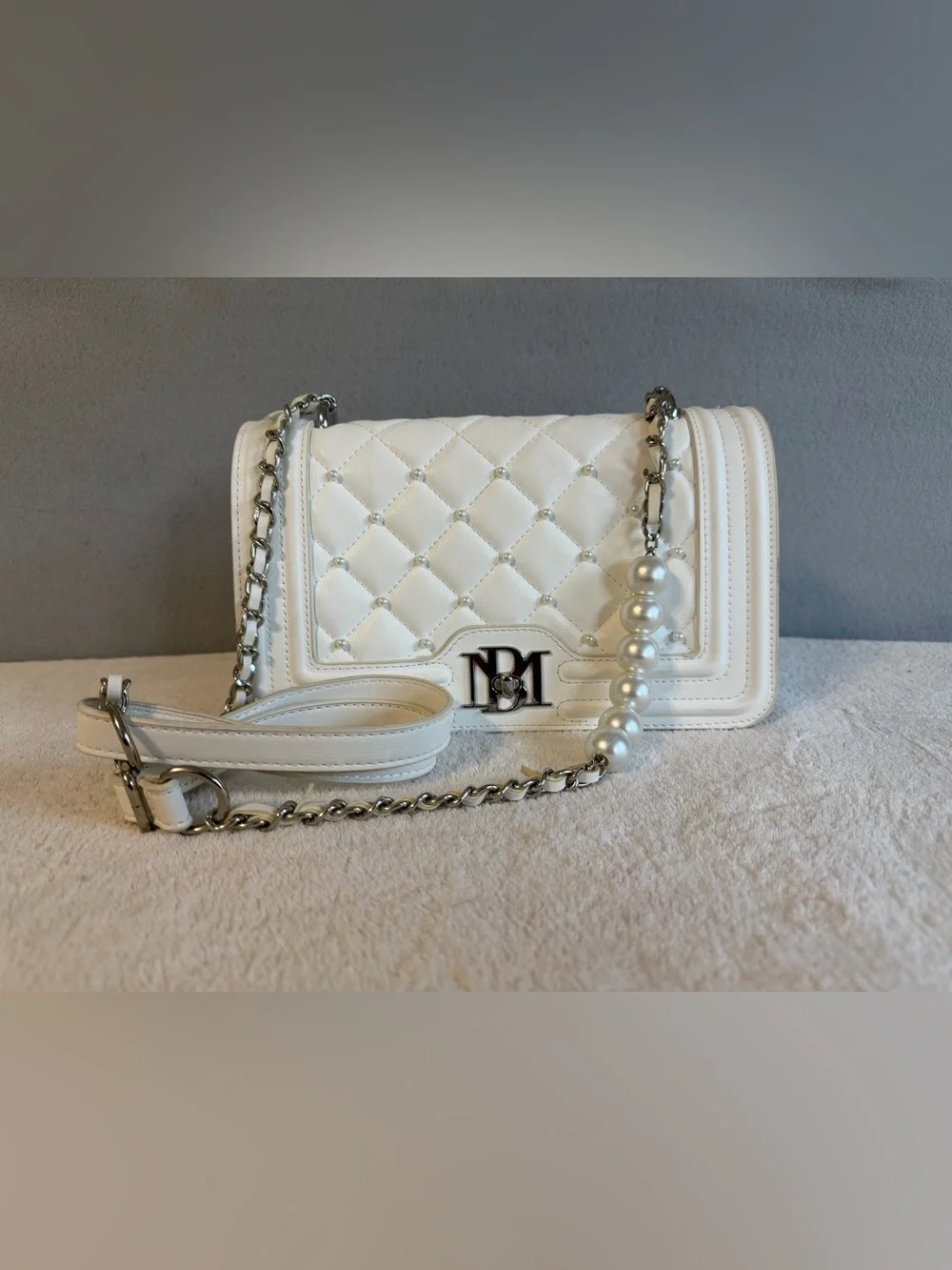 Badgley Mischka Bridal White Letter Lock Quilted & Pearl's Crossbody - Picture 1 of 13